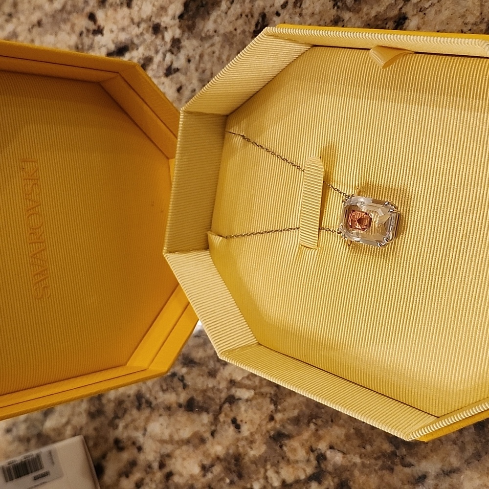 Crystal pendant necklace